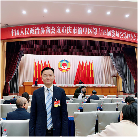 王普:重慶渝中區(qū)政協(xié)常委、民建重慶市委企專委委員、重慶人文科技學(xué)院客座教授、重慶朝天門餐飲控股集團(tuán)董事長、重慶博茂餐飲集團(tuán)董事長