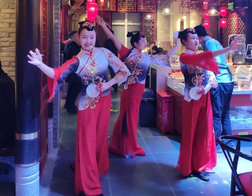 朝天門(mén)火鍋的裝修是統(tǒng)一的風(fēng)格和模板嗎？
