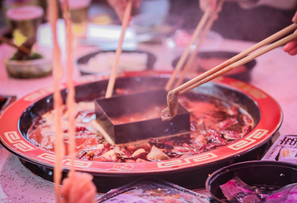 號(hào)稱(chēng)來(lái)重慶必吃的地標(biāo)火鍋，朝天門(mén)讓你不留遺憾！