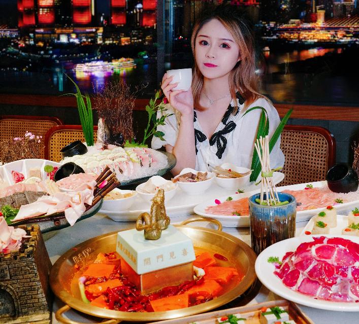 重慶餐飲加盟什么項目啟動難度?。? /> 
</p>
<p>
	首先：集中配送，統(tǒng)一標準
</p>
<p>
	一直以來，連鎖火鍋加盟憑借快速復制、標準統(tǒng)一的特色，與其他餐飲形成了鮮明的對比，產(chǎn)業(yè)優(yōu)勢也日益凸顯。傳統(tǒng)的餐飲需要一位大廚，并且很難做好味道的把控，今天可能咸一點，明天口味可能淡一點，味道隨時發(fā)生變動。而火鍋所有核心原料（底料、香油、特色化產(chǎn)品）皆是按照統(tǒng)一標準生產(chǎn)，集中配送，能有效減少口感差異，保持味道恒定不變。
</p>
<p>
	其次：出品模板化，工序簡單
</p>
<p>
	要想<a href=