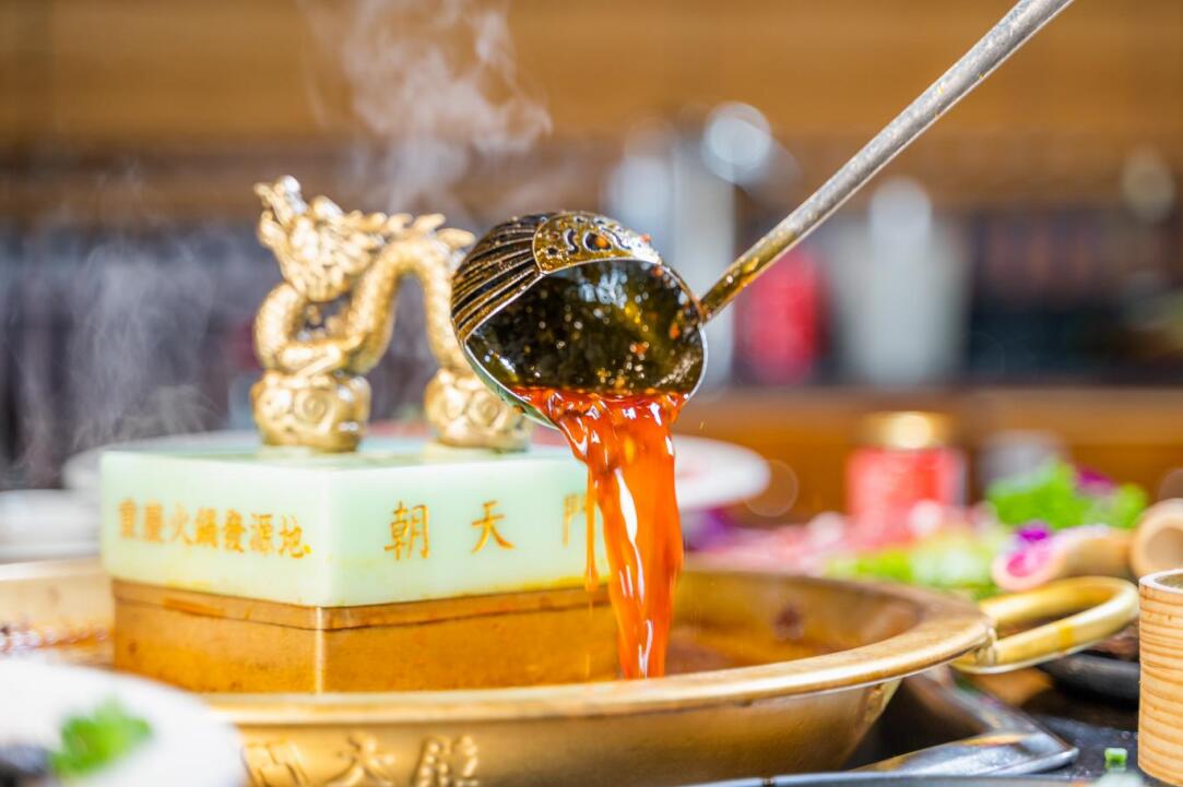 南派火鍋油碟燙毛肚，北派火鍋麻醬涮羊肉