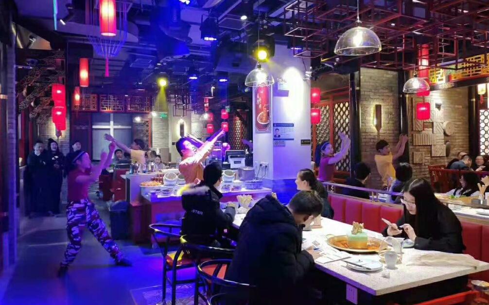 一年四季都排隊的火鍋店，到底有什么技巧？