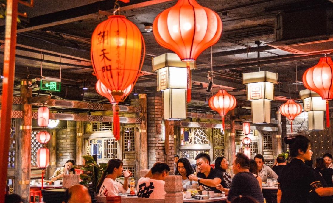新手開店四大坑，踩中大傷元?dú)?，不妨花一分鐘避坑? /> 
</p>
<p>
	1、選址問題
</p>
<p>
	有些新手開業(yè)看見一個(gè)地方的人流量高，就想把店鋪開在那里，以為其他店鋪生意好，自己生意也會(huì)不錯(cuò)，其實(shí)你只看見別人生意好，沒有看見別人花了大量的精力和金錢去做宣傳，網(wǎng)紅店往往是一個(gè)品牌連鎖，有強(qiáng)大的品牌推廣能力和運(yùn)營(yíng)團(tuán)隊(duì)，想和網(wǎng)紅店搶流量也要先看看自己實(shí)力，不能盲目。
</p>
<p>
	2、轉(zhuǎn)讓費(fèi)問題
</p>
<p>
	好的位置固然難得，而且你也做好了所以調(diào)查，到談轉(zhuǎn)讓費(fèi)這一步了，不能對(duì)方說好多就是好多，哪怕位置再好，也要和對(duì)方商量?jī)r(jià)格，以最合適的轉(zhuǎn)讓費(fèi)得手，這樣就算以后你想轉(zhuǎn)讓也不會(huì)虧太多。
</p>
<p>
	3、經(jīng)營(yíng)問題
</p>
<p>
	如果你在開店方面什么都不懂，只是單純?yōu)榱速嶅X或者為了愛好開一個(gè)餐飲店，那么多半會(huì)被市場(chǎng)毒打，開店需要懂市場(chǎng)懂營(yíng)銷懂維護(hù)顧客關(guān)系和最基本的菜品問題，如果你不是很專業(yè)，建議找個(gè)加盟品牌，加盟品牌有強(qiáng)大的運(yùn)營(yíng)團(tuán)隊(duì)和供應(yīng)鏈，讓你少走不少彎路，事半功倍。
</p>
<p>
	4、裝修問題
</p>
<p>
	如果你的店鋪開在人流量不是很高或者地段也不是很好的地方，建議你不要一開始就花重金去裝修，因?yàn)檗D(zhuǎn)讓的時(shí)候，別人可能會(huì)重新裝過，所以你的裝修是無法變現(xiàn)的，當(dāng)然如果這家店是品牌連鎖，你有信心在一定時(shí)間內(nèi)回本，那么裝修可以按特色來設(shè)計(jì)，畢竟現(xiàn)在消費(fèi)者用餐也是看環(huán)境的。
</p>                        </div>
                    </div>
                </div>
                <div   id=