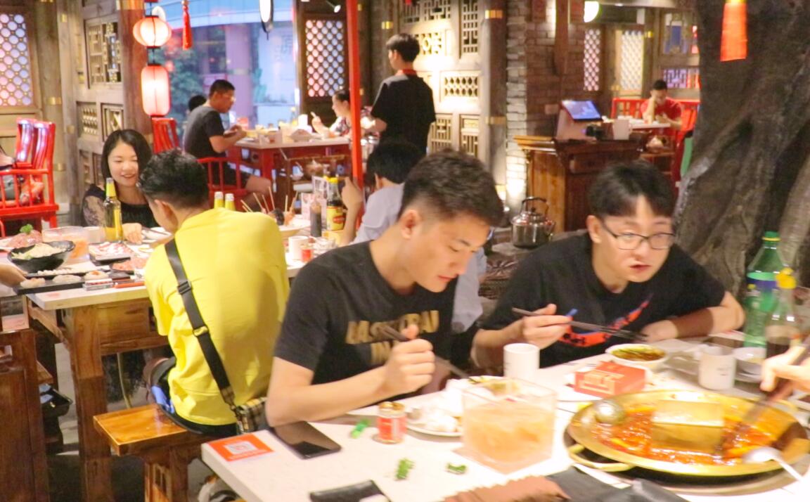 火鍋店桌椅，這么選！居然還提高了營業(yè)額？